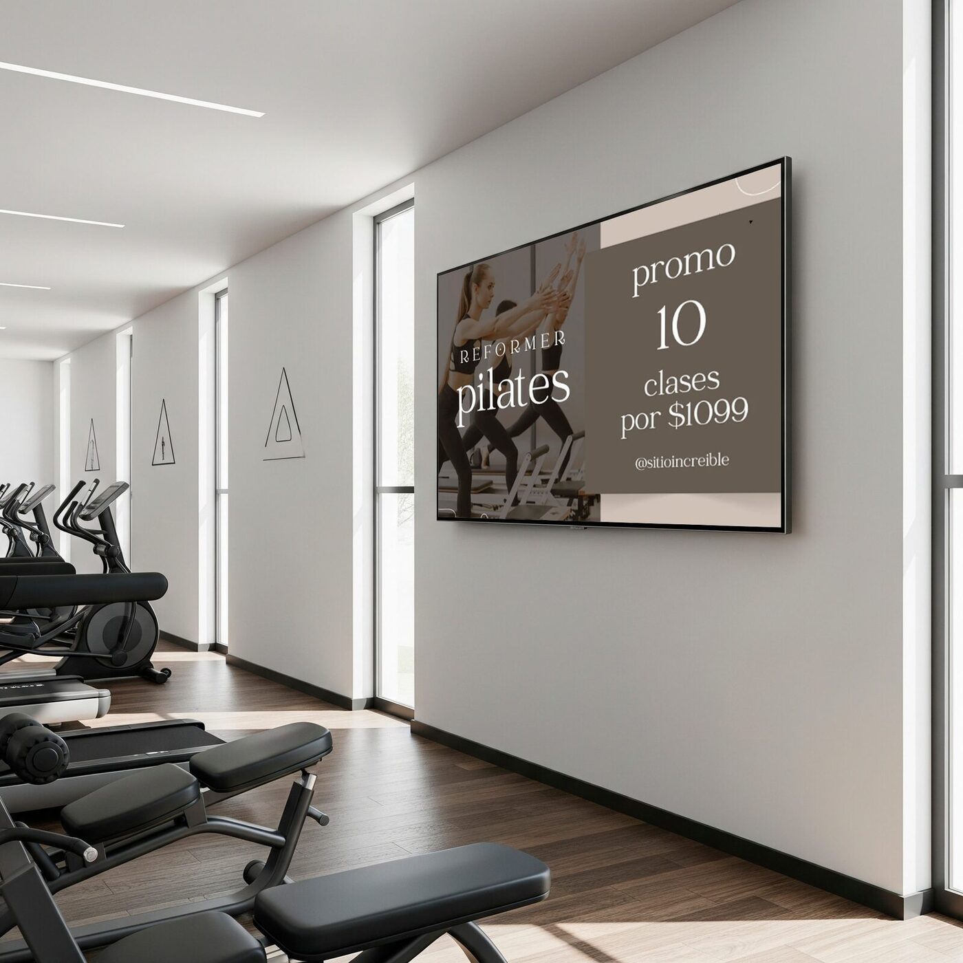 Pantalla en gimnasio mostrando horarios de clases de spinning y yoga