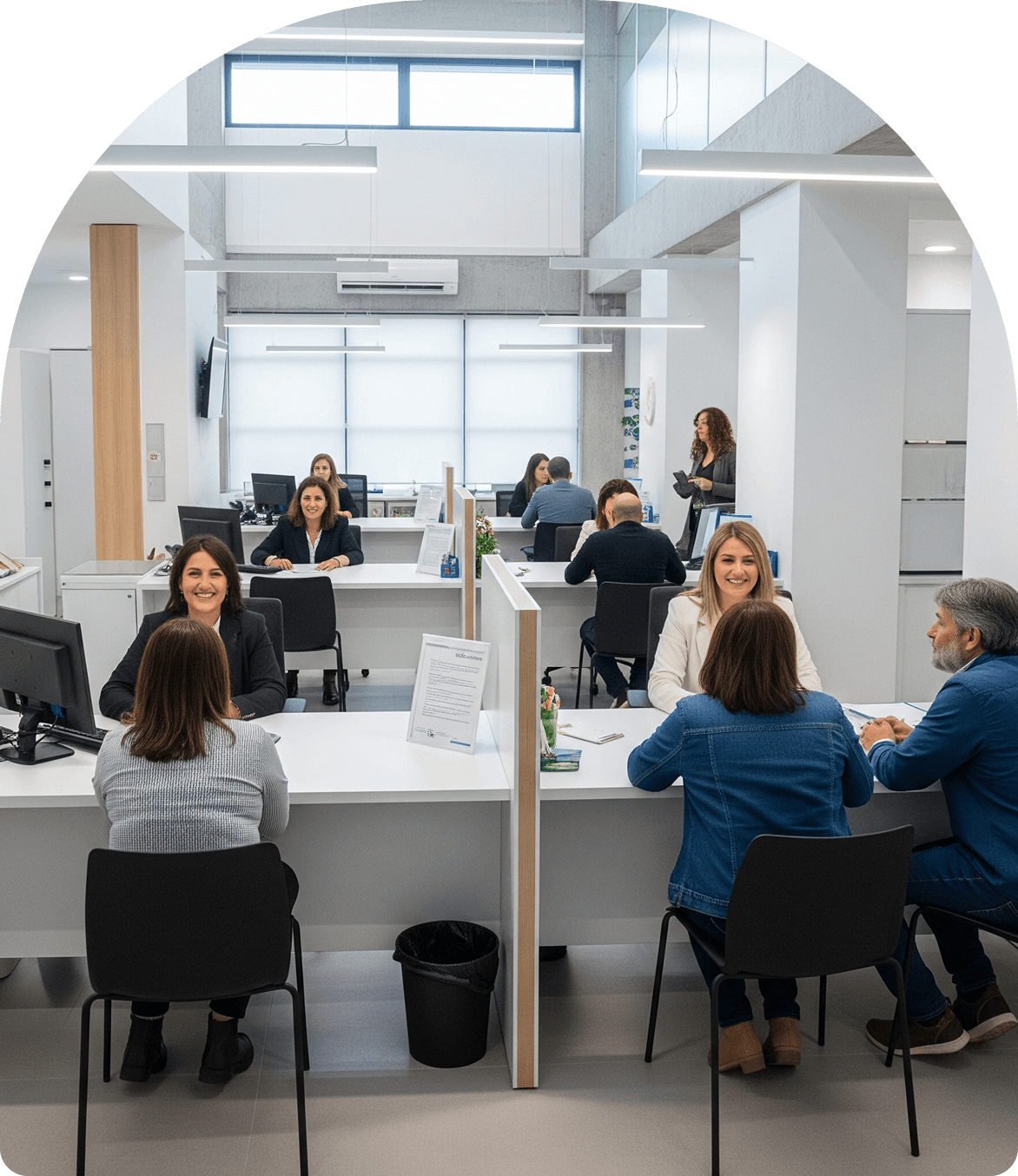 Turnero digital de DobleD funcionando en una oficina bancaria de Uruguay.